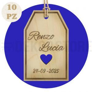 Tag in legno sagomato con nomi, data e intaglio cuore - 10 pz personalizzato